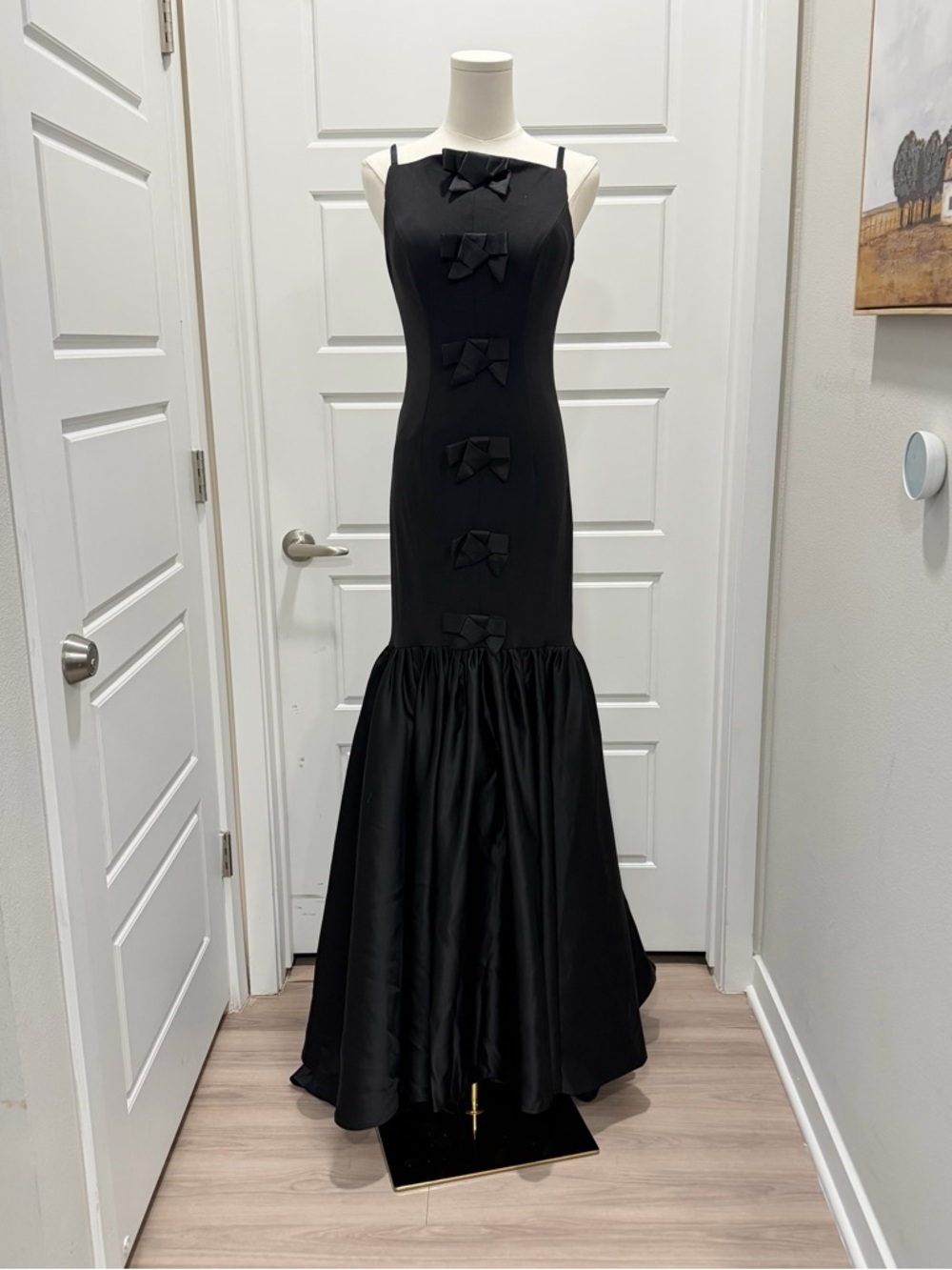 Elegant Black Bow-Accent Evening Dress - Picture 3 of 12